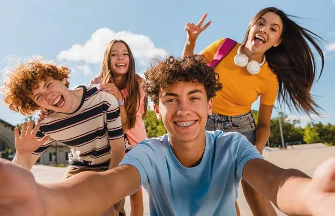 Grupo de adolescentes compartiendo al aire libre
