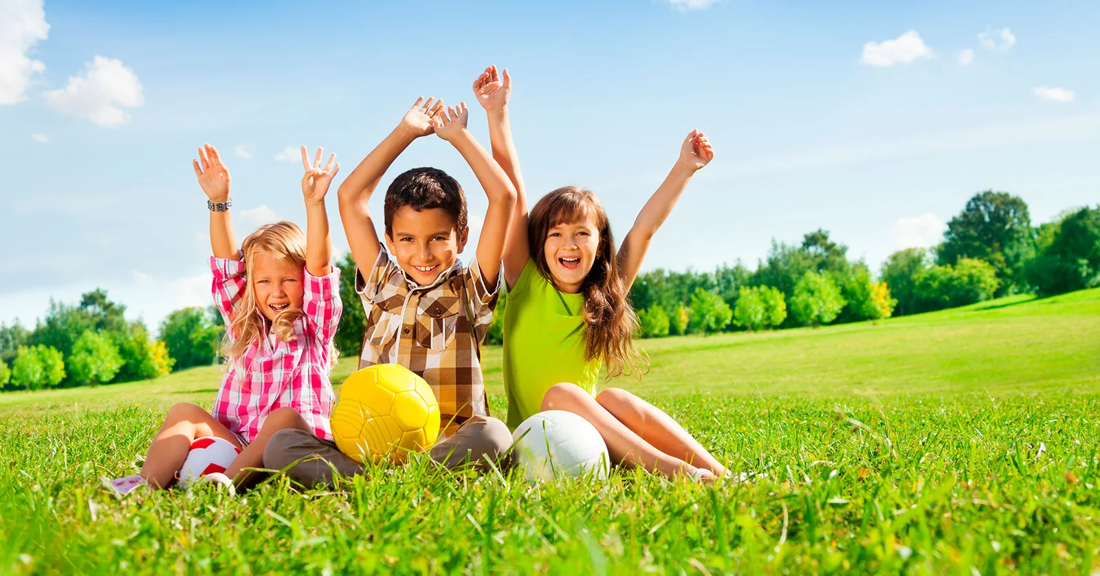 Niños al aire libre representando infancia y desarrollo